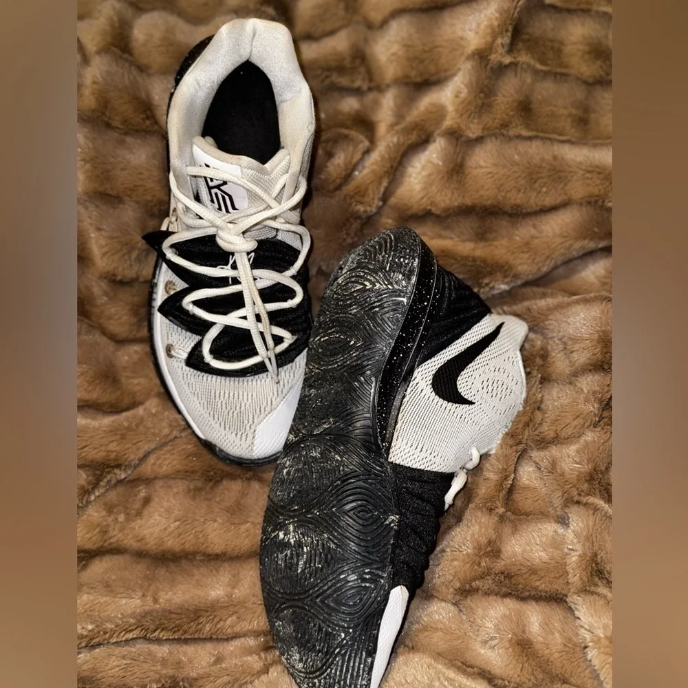 Nike Kyrie 5 Oreo - AO2918-100 Men’s US 8